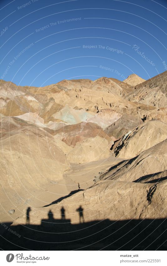 Vier Schatten vorm Berg Tourismus Abenteuer Ferne Expedition Berge u. Gebirge Mensch Mann Erwachsene Freundschaft 4 Natur Landschaft Erde Sand Himmel