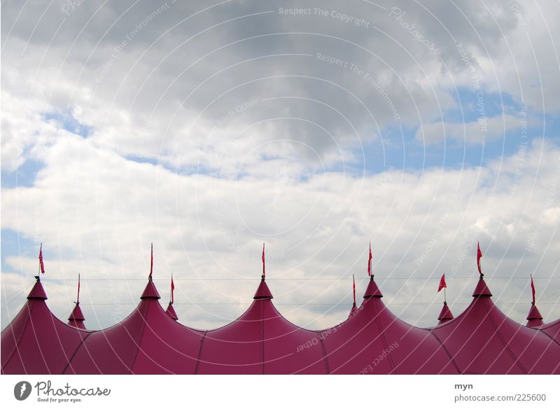 Zirkus Entertainment Veranstaltung Jahrmarkt Kunst Theater Kultur Show Himmel Wolken Wetter Unwetter Zelt Kunststoff Erholung rosa Stimmung Zirkuszelt Fahne