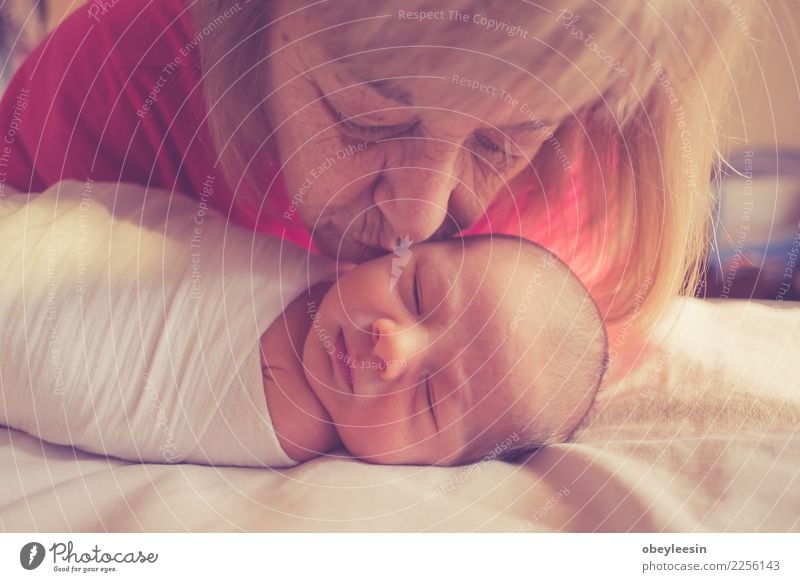 Neugeborenes Baby, welches die Welt erfährt schön Haut Gesicht Erholung Schlafzimmer Kind Kleinkind Junge Kindheit Hand Spielzeug Lächeln Liebe schlafen träumen