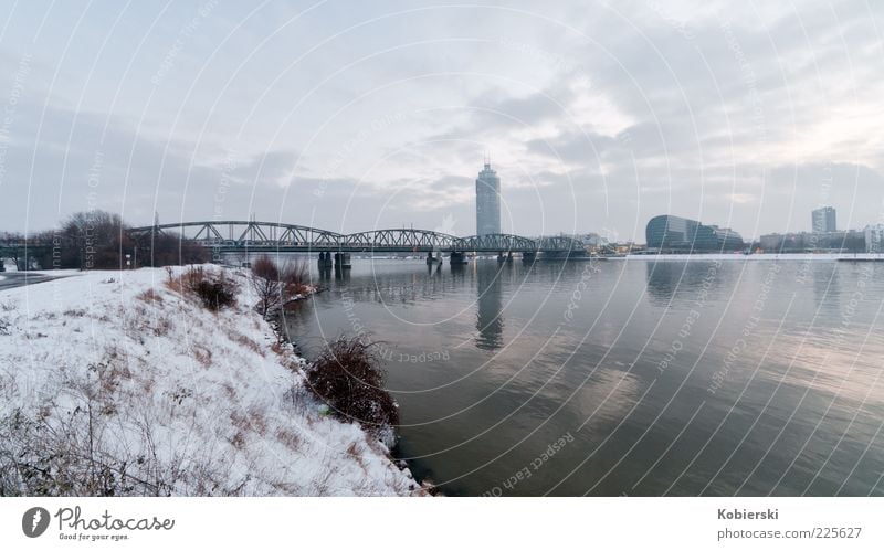 Millenium Tower Wasser Wolken Winter Eis Frost Flussufer Menschenleer Hochhaus Architektur modern ruhig Stadt Farbfoto Außenaufnahme Weitwinkel