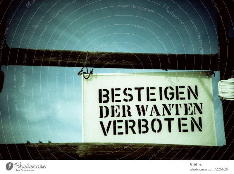 Pirate Talk Schriftzeichen Hinweisschild Warnschild blau schwarz Verbote Warnhinweis maritim Farbfoto Außenaufnahme Detailaufnahme Lomografie Menschenleer