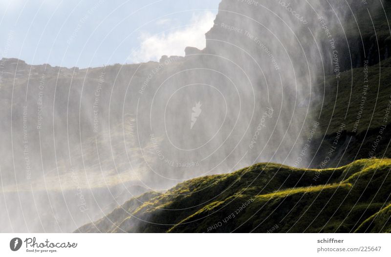 Wasservorhang Umwelt Natur Landschaft Urelemente Wassertropfen Schönes Wetter Gras Felsen Berge u. Gebirge Schlucht Wasserfall außergewöhnlich Gischt