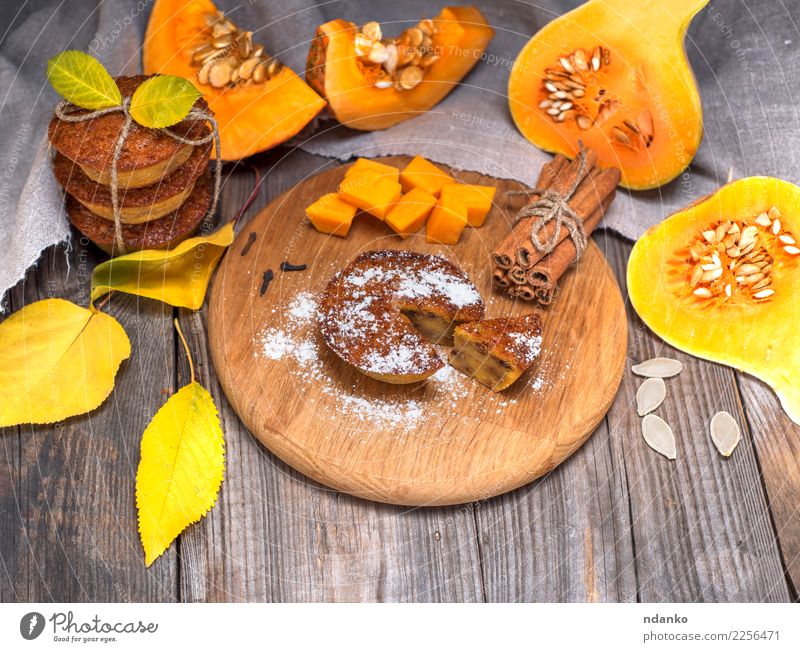 Kürbis-Muffins und frische Kürbisscheiben Gemüse Brot Dessert Frühstück Tisch Küche Herbst Blatt Holz Tradition Cupcake Mahlzeit Scheibe süß Snack orange