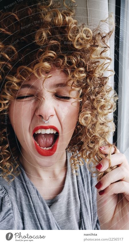 Junge Frau schreit Haare & Frisuren Haut Gesicht Mensch feminin Jugendliche 1 18-30 Jahre Erwachsene T-Shirt Piercing blond langhaarig Locken Afro-Look schreien