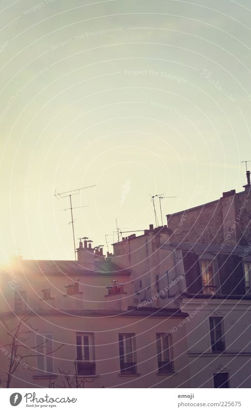 Hotelausblick II Haus Mauer Wand Fenster alt Wärme Himmel Dach Farbfoto mehrfarbig Außenaufnahme Textfreiraum oben Morgen Morgendämmerung Abend Dämmerung