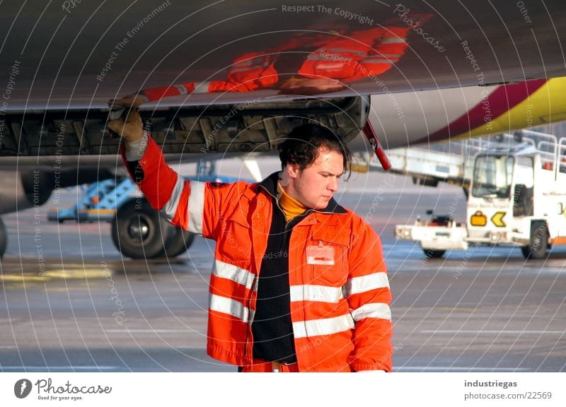 tankwart tanken Tankwart Flugzeug Reflexion & Spiegelung Luftverkehr bodenpersonal auftanken Flughafen kölnbonn germanwings