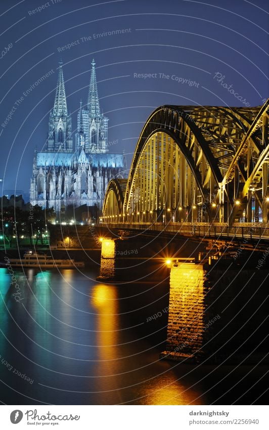 Cologne Night Vertical Wasser Sommer Fluss Rhein Köln Kölner Dom Hohenzollernbrücke Bundesadler Europa Stadt Stadtzentrum Altstadt Brücke Bauwerk Gebäude