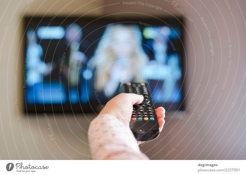 TV und Hand halten Fernbedienung. Leben Erholung Freizeit & Hobby Entertainment Bildschirm Technik & Technologie Mensch Medien Fernsehen beobachten klug