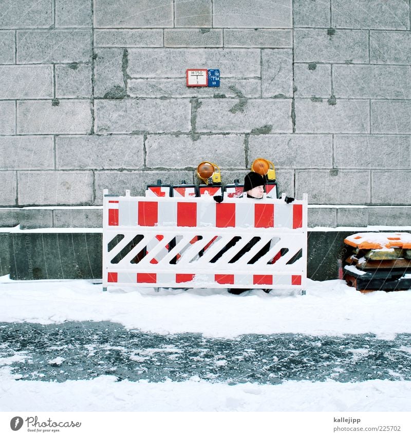 das leben ist eine baustelle Arbeit & Erwerbstätigkeit Beruf Baustelle Mensch Mann Erwachsene 1 Winter Eis Frost Schnee Blick Versteck Barriere Mauer