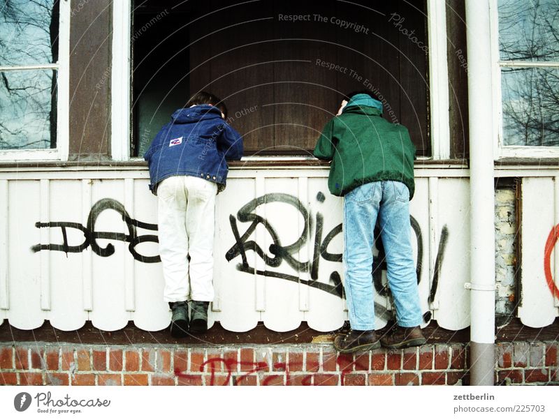 Tom und Philipp Freizeit & Hobby Haus Mensch Kind Junge Geschwister Kindheit 2 8-13 Jahre Blick Fenster Rücken Neugier Einblick Farbfoto Außenaufnahme Tag