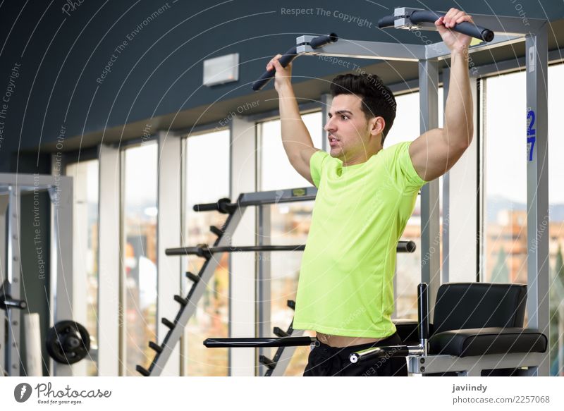 Tragendes Sportkleidungstraining des jungen geeigneten Mannes an der Turnhalle Lifestyle Körper Mensch maskulin Junger Mann Jugendliche Erwachsene 1 18-30 Jahre