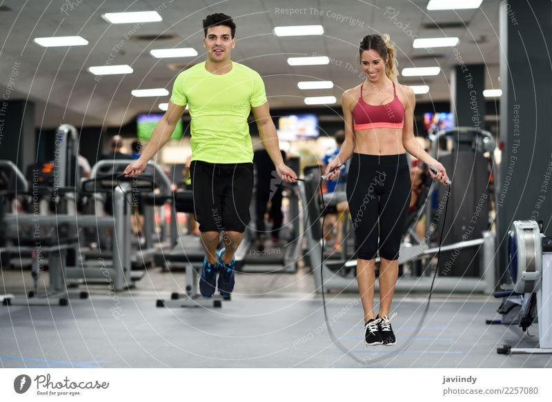 Training des jungen Mannes und der Frau mit springendem Seil Lifestyle Freude Glück schön Sport Mensch maskulin feminin Junge Frau Jugendliche Junger Mann