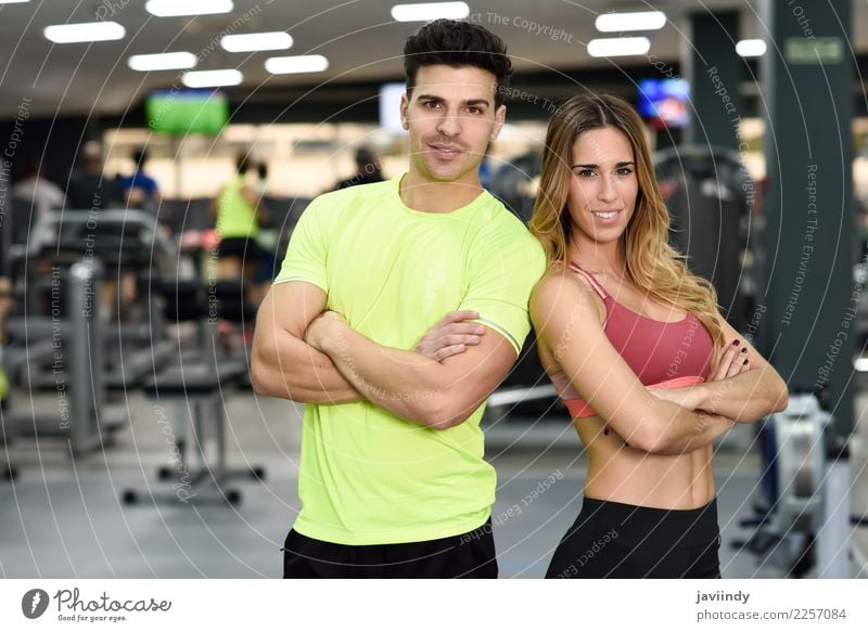 Personal Trainer des Mannes und der Frau in der Turnhalle. Lifestyle Glück schön Körper Sport Mensch maskulin feminin Junge Frau Jugendliche Junger Mann