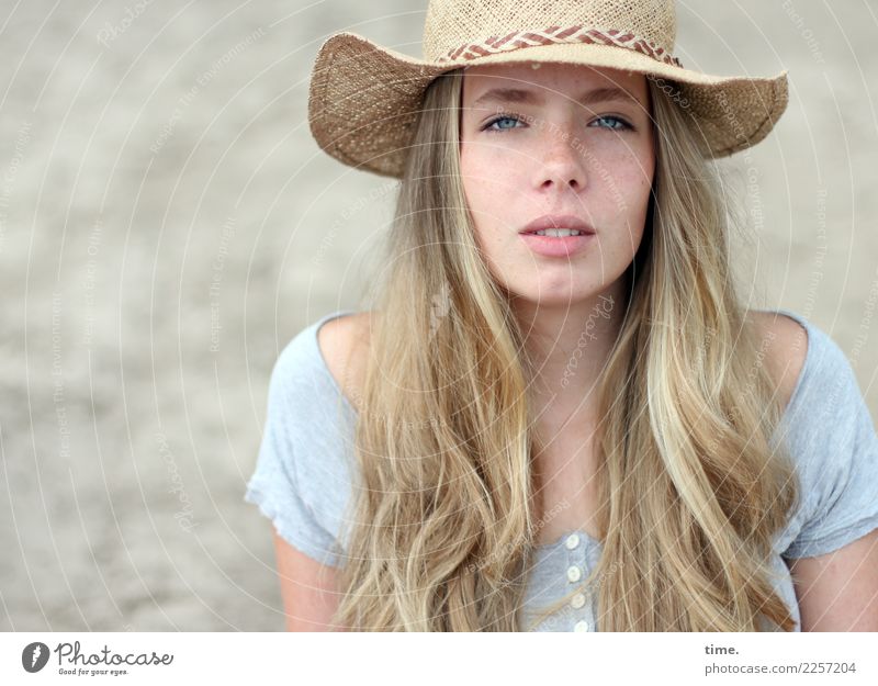 Nelly feminin Frau Erwachsene 1 Mensch Schönes Wetter Strand T-Shirt Hut blond langhaarig beobachten Blick warten schön natürlich selbstbewußt Coolness