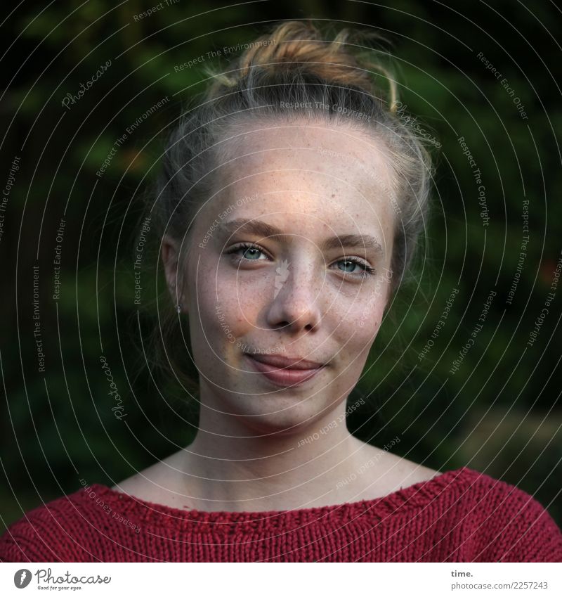 Nelly feminin Junge Frau Jugendliche 1 Mensch Schönes Wetter Garten Pullover blond langhaarig Zopf beobachten Lächeln Blick warten authentisch Freundlichkeit