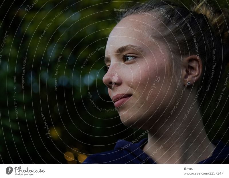 Nelly feminin Junge Frau Jugendliche 1 Mensch Schönes Wetter Park Pullover blond langhaarig Zopf beobachten Lächeln Blick Freundlichkeit schön selbstbewußt