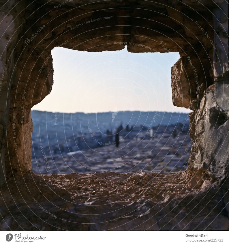 Die Stadt. II Umwelt Natur Herbst Mauer Stein Durchblick Aussicht Lücke Loch alt authentisch eckig hell schön Farbfoto Außenaufnahme Tag Schwache Tiefenschärfe