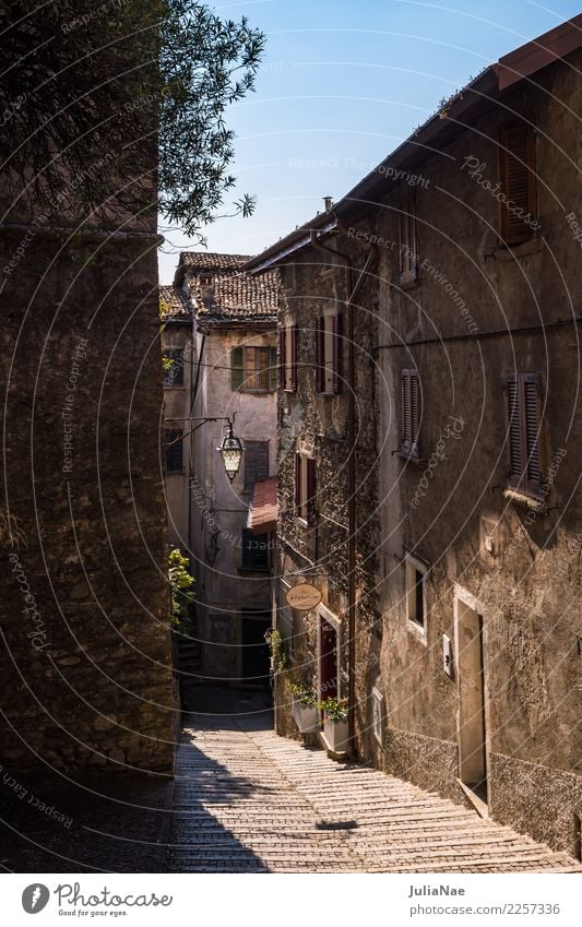 historische Altstadtgasse in Gravedonna am Comer See gravedona Lombardei Italien Stadt Dorf Straße Gasse alt Haus Straßenbeleuchtung Fassade Altertum