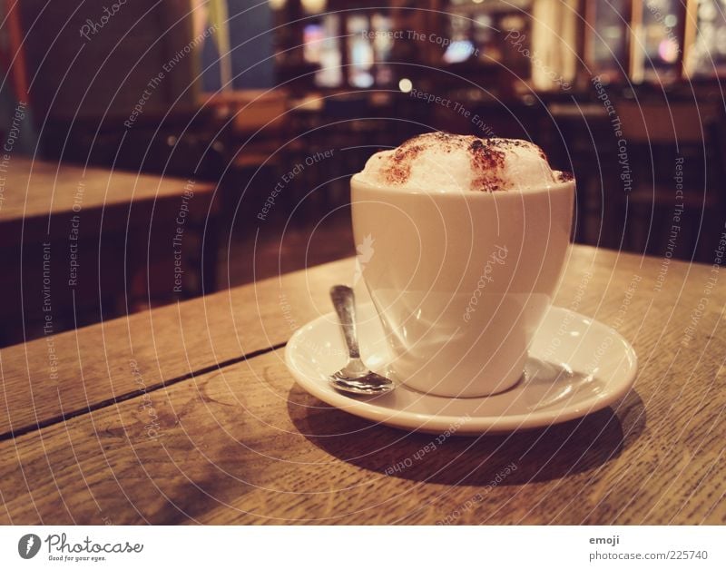 Café Getränk Heißgetränk Kaffee Tasse braun Cappuccino Koffein Schaum Löffel Farbfoto mehrfarbig Innenaufnahme Abend Kunstlicht Gastronomie lecker frisch