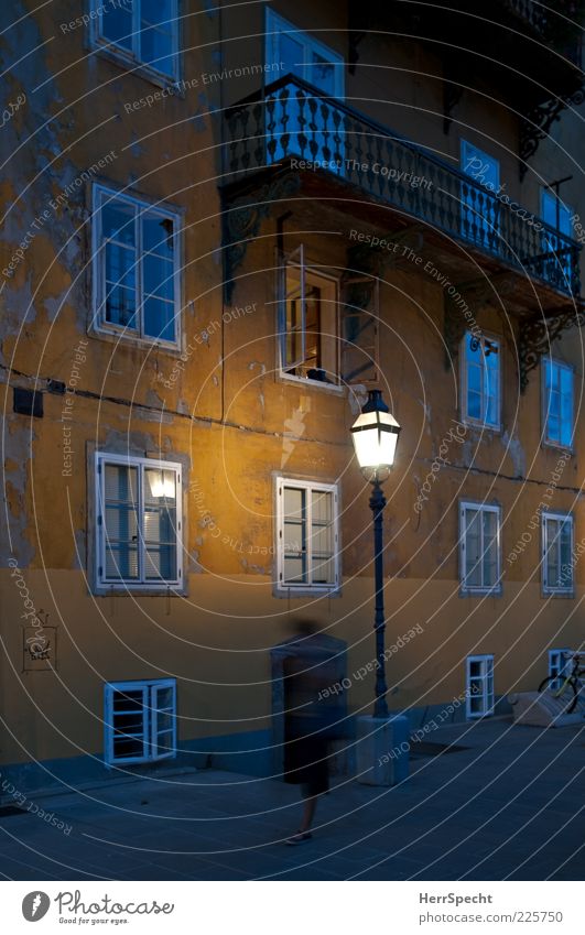 Heimleuchten Altstadt Haus Gebäude Fassade Fenster Armut gruselig trashig gelb Straßenbeleuchtung heimwärts Fußgänger Einsamkeit schäbig Balkon Lichtschein