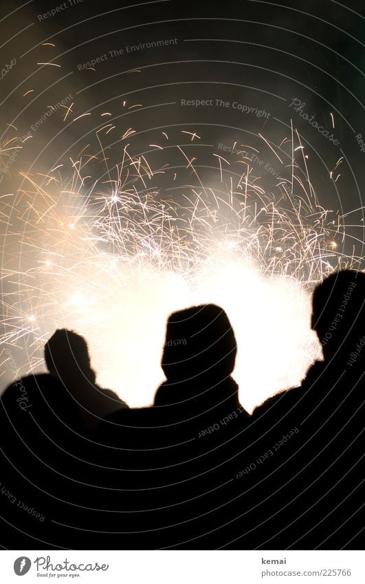 {400} Kleines Feuerwerk Wunderkerze Feste & Feiern Silvester u. Neujahr Mensch Leben 3 dunkel hell Freude Funken brennen Party Farbfoto Gedeckte Farben