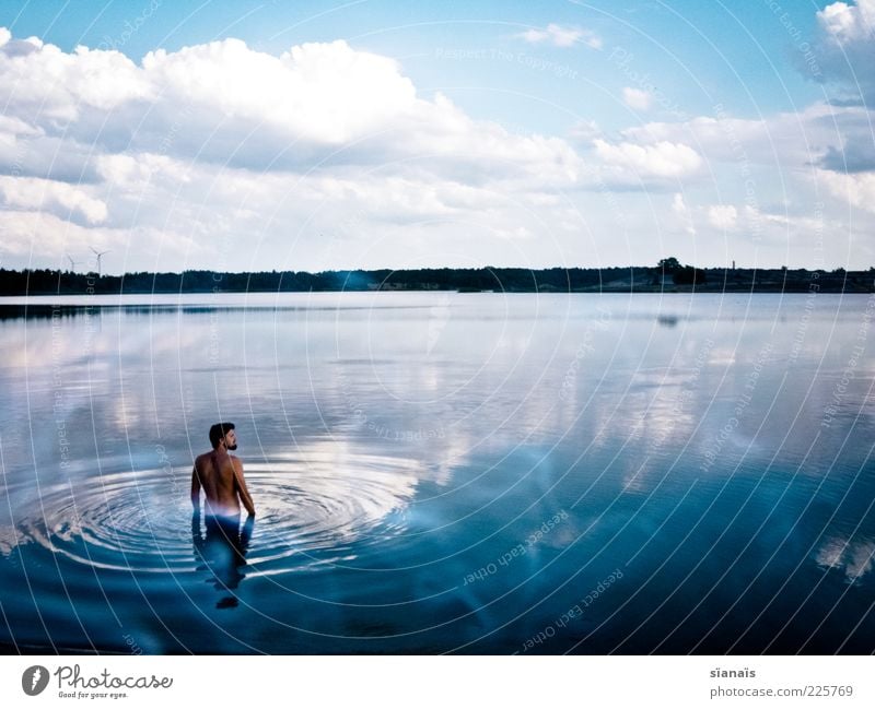 blau kitsch Ferien & Urlaub & Reisen Tourismus Sommerurlaub Mensch maskulin Junger Mann Jugendliche Erwachsene Landschaft Wasser Himmel Wolken Schönes Wetter