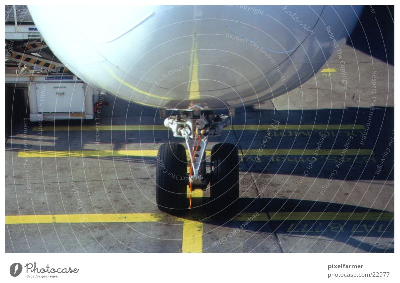 close up tyre / boeing 747 Flugzeug Luftverkehr Detailaufnahme