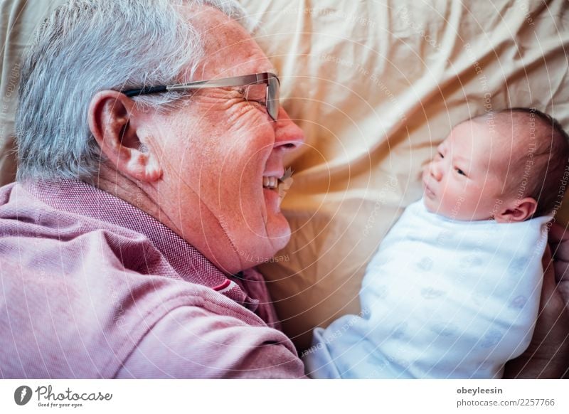 Neugeborenes Baby, welches die Welt erfährt schön Haut Gesicht Erholung Schlafzimmer Kind Kleinkind Junge Kindheit Hand Spielzeug Lächeln Liebe schlafen träumen