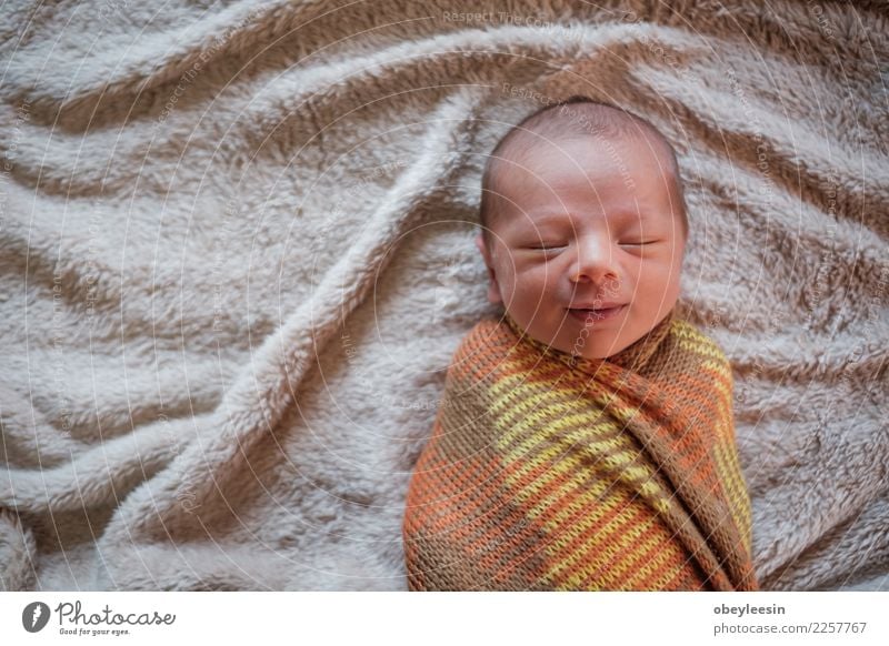 Neugeborenes Baby, welches die Welt erfährt schön Haut Gesicht Erholung Schlafzimmer Kind Kleinkind Junge Kindheit Hand Spielzeug Lächeln Liebe schlafen träumen