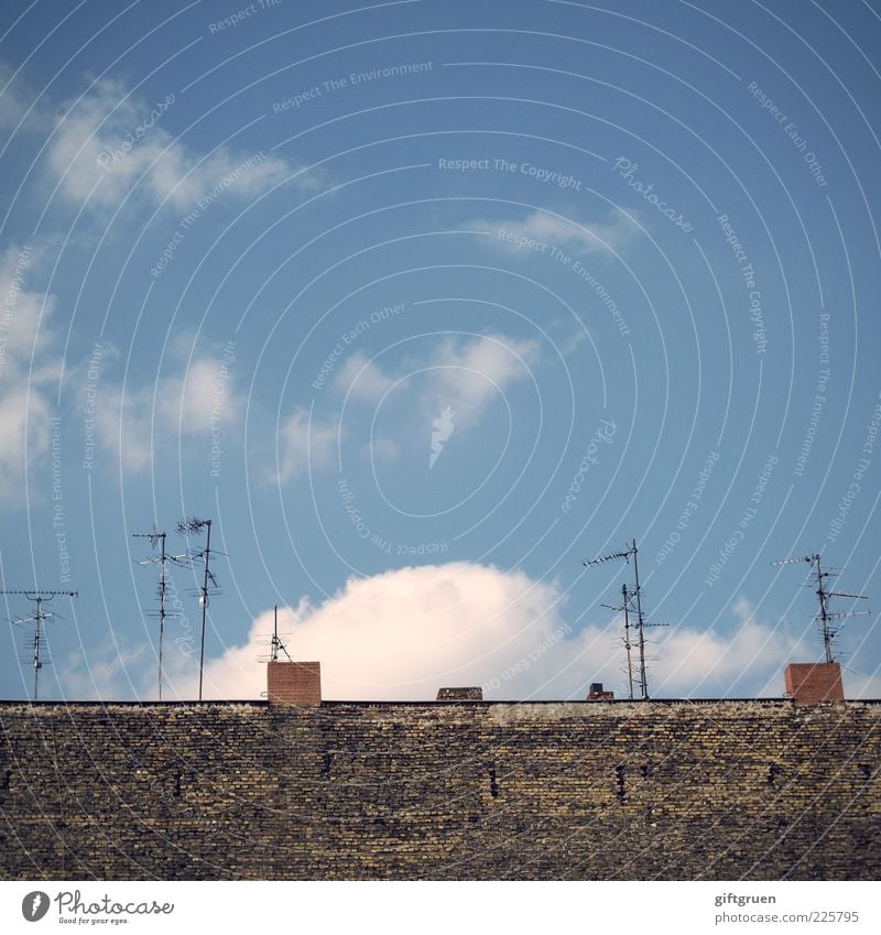 empfangskomitee Technik & Technologie Telekommunikation Haus Bauwerk Gebäude Mauer Wand Dach Schornstein Antenne Fernsehempfang Himmel Wolken