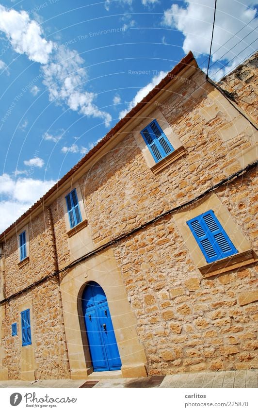 Heute blau und morgen blau und übermorgen wieder ..... Himmel Sommer Schönes Wetter Kleinstadt Altstadt Haus Gebäude Mauer Wand Fassade Fenster Tür Fensterladen