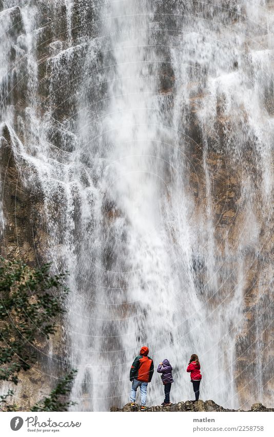 shower Mensch maskulin feminin Mädchen Mann Erwachsene 3 Landschaft Wasser Sommer Regen Baum Felsen Wasserfall stehen gigantisch braun rot Pyrenäen Gischt