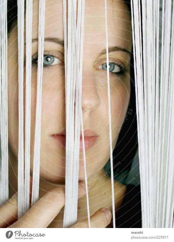 Hinter Gittern Mensch feminin Frau Erwachsene Kopf 1 Blick Vorhang verdeckt Blick nach vorn Innenaufnahme Porträt gefangen Farbfoto Gesicht Blick in die Kamera