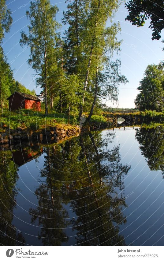 Der schwedische Schotte Landschaft Wasser Himmel Baum Wiese Wald Seeufer Hütte Brücke Kitsch natürlich blau grün Glück Lebensfreude Geborgenheit