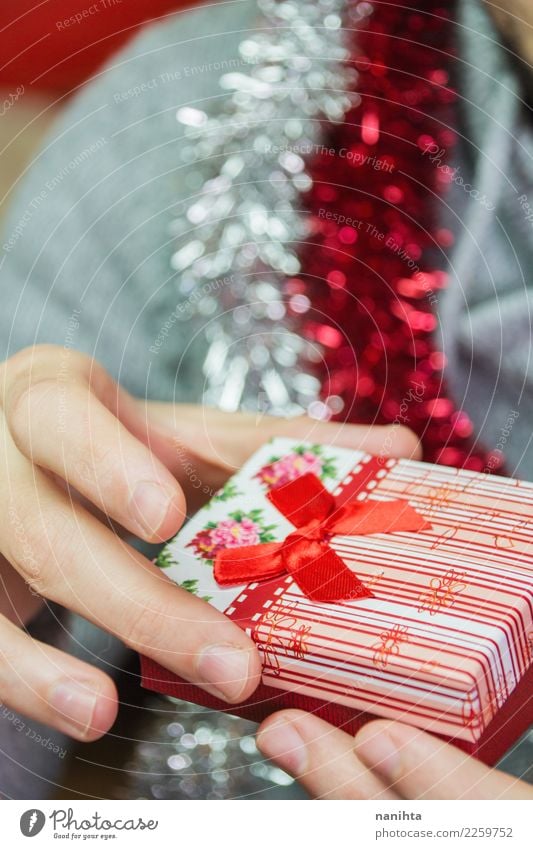 Junger Mann, der ein Weihnachtsgeschenk hält Feste & Feiern Weihnachten & Advent Silvester u. Neujahr Mensch maskulin Erwachsene Jugendliche 1 30-45 Jahre