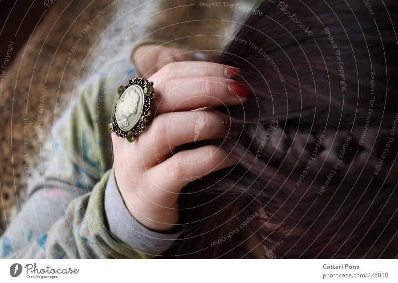 Gemme Zopf braun grün brünett Frau lang Haare & Frisuren Hand geflochten Nagellack Finger Schmuck altehrwürdig Ring edel Edelstein Fingernagel Vogelperspektive