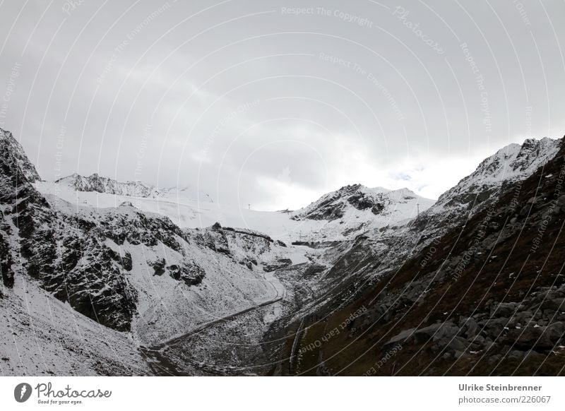 Rettenbachgletscher oberhalb der Passstraße ins Skigebiet. Herbst Berge u. Gebirge Alpen Gletscher Rettenbachferner Eis Schnee Felsen Stein Straße hoch