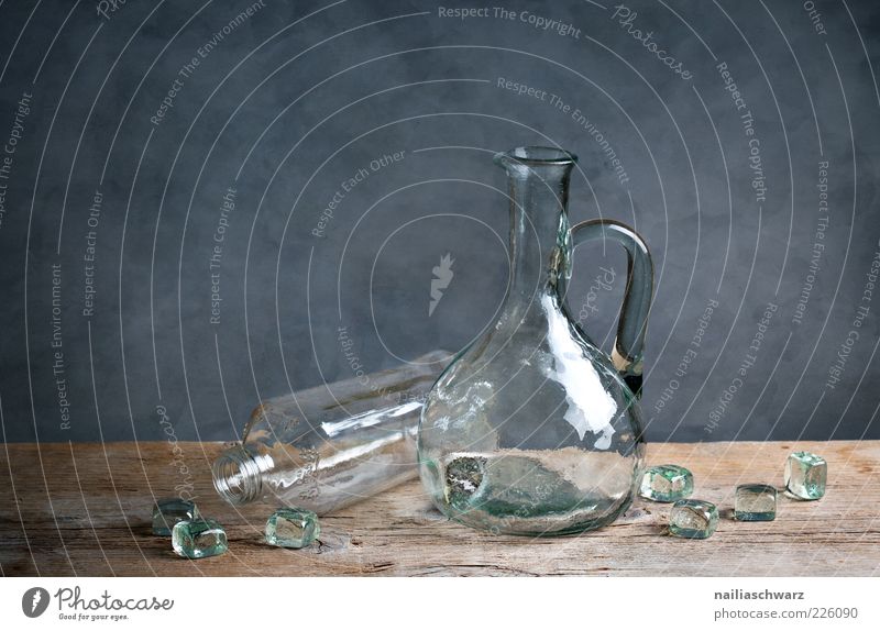 Stilleben mit Glas Flasche Glasflasche Stillleben ästhetisch glänzend Sauberkeit blau braun grau Farbfoto Gedeckte Farben Innenaufnahme Studioaufnahme