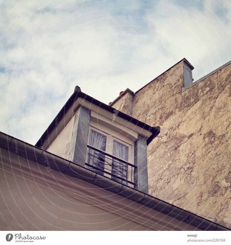 Fensterecke Haus Fassade alt Himmel Farbfoto Außenaufnahme Textfreiraum oben Froschperspektive Dachfenster Dachrinne Nachbarhaus Wolkenhimmel Menschenleer