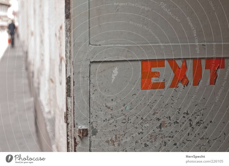 Notausgang Mensch Mann Erwachsene 1 Bauwerk Gebäude Mauer Wand Tür Stein Metall Schriftzeichen Hinweisschild Warnschild trashig Metalltür Ausgang Exit verkratzt