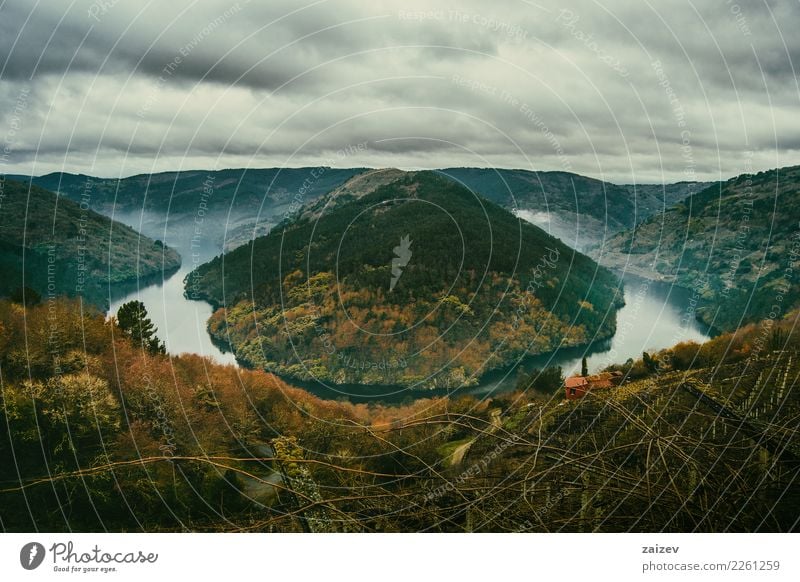 Mäander im Fluss Minho Lugo, Spanien, umgeben von Weinbergen Natur Landschaft Erde Wasser Wolken Gewitterwolken Herbst Winter Unwetter Nebel Wald