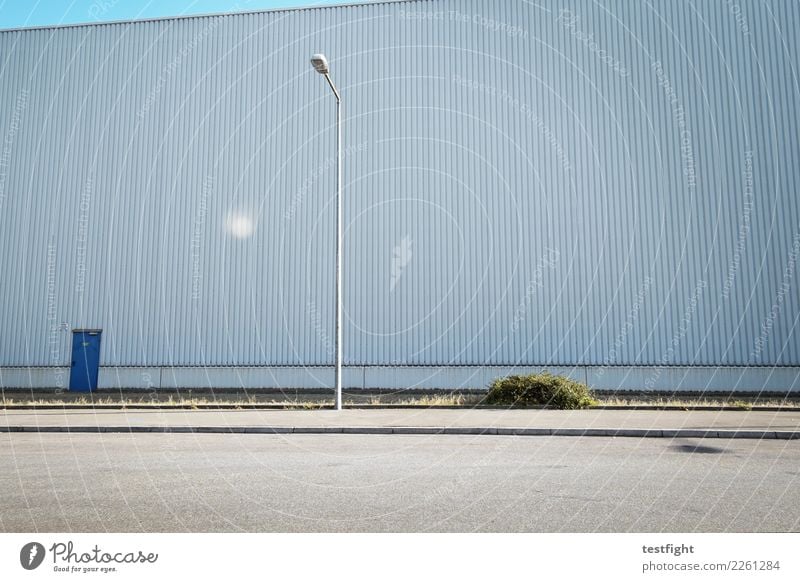 halle Menschenleer Bauwerk Gebäude Architektur Mauer Wand Fassade Straße groß Lagerhalle Laterne Industrielandschaft Strukturen & Formen Farbfoto Außenaufnahme