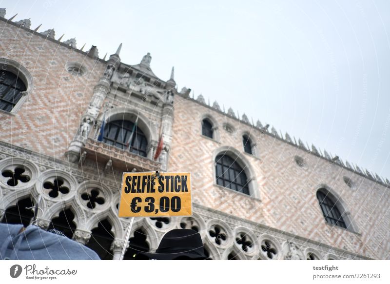 selfie stick Ferien & Urlaub & Reisen Tourismus Sightseeing Handy Stadt Stadtzentrum Stadtrand Altstadt Palast Bauwerk Gebäude Architektur Balkon