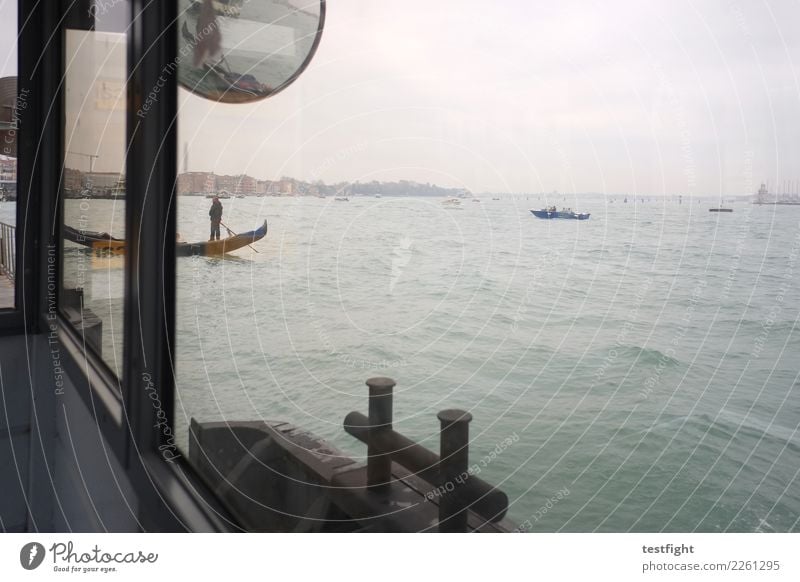 wasser Mensch Umwelt Natur Küste Hafenstadt Verkehr Verkehrsmittel Verkehrswege Motorboot Beiboot Riesenrad authentisch historisch Venedig Farbfoto