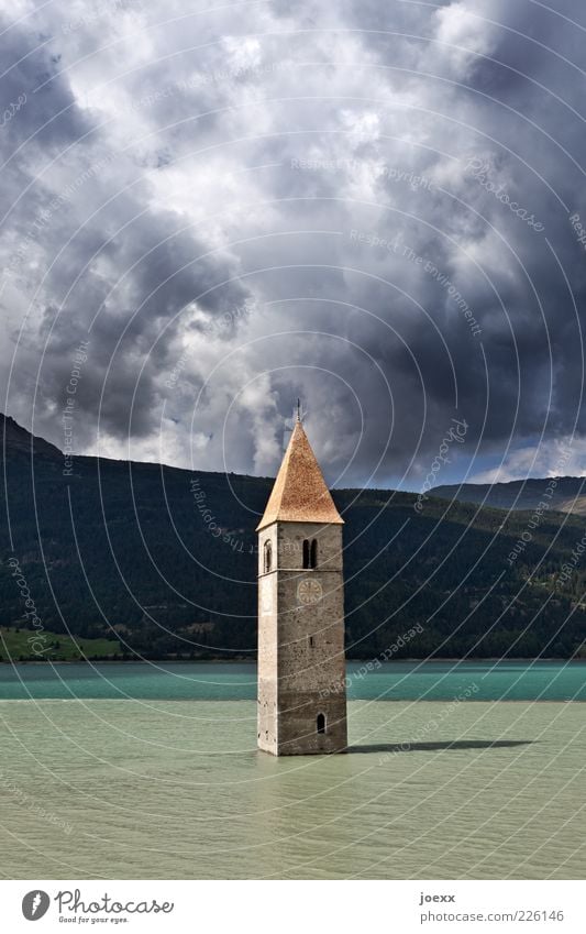 Wasserturm Wolken Gewitterwolken Wetter See Menschenleer Kirche Sehenswürdigkeit alt blau grau grün Glaube Rätsel Verfall Vergangenheit Kirchturm Stausee