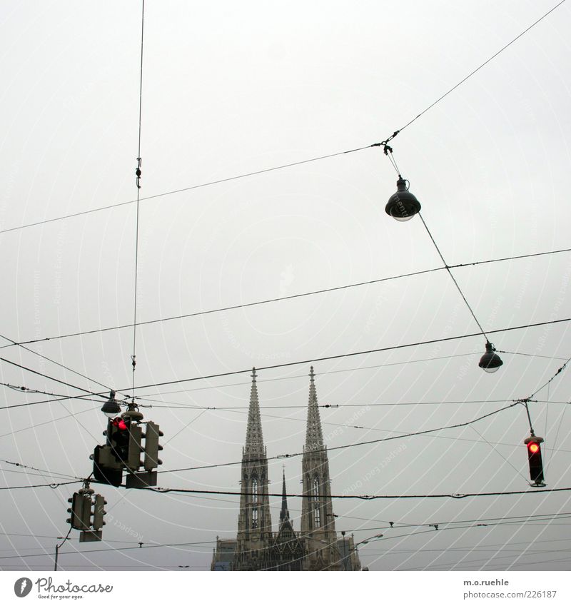 Gebote Wien Österreich Hauptstadt Kirche Bauwerk Architektur Turm Sehenswürdigkeit Votivkirche Verkehrswege Straßenkreuzung Ampel Stein Glaube Religion & Glaube