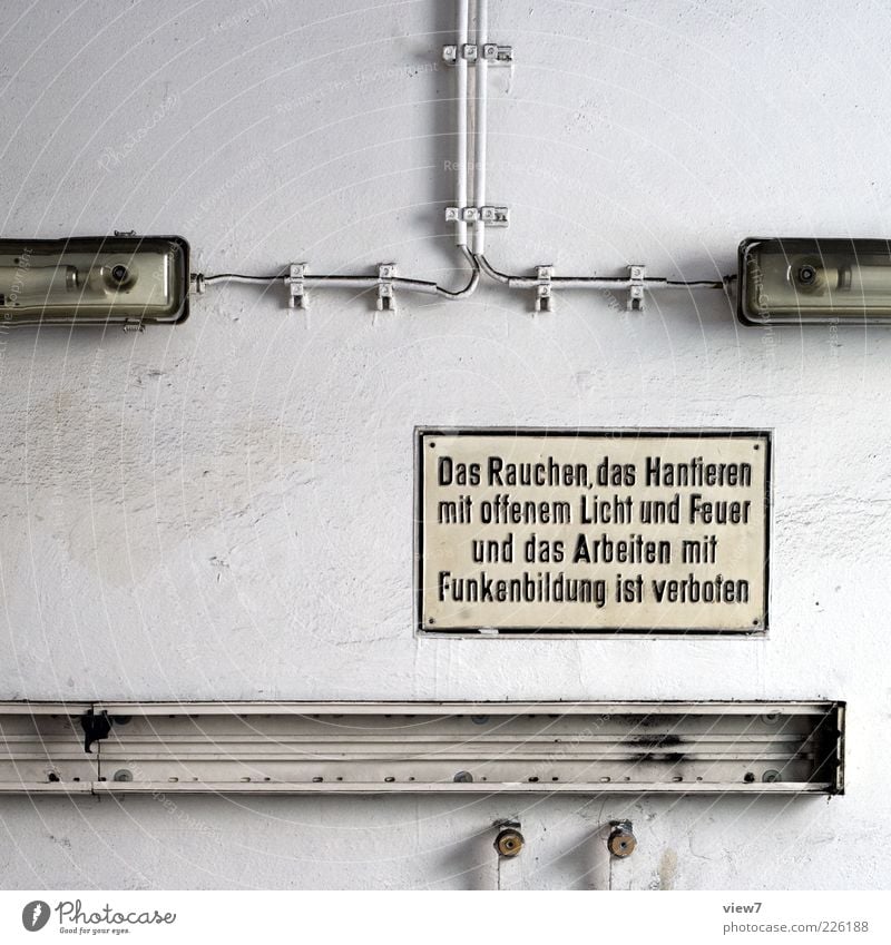 das Hantieren ... Arbeitsplatz Industrie Mauer Wand Fassade Stein Beton Stahl Zeichen Schriftzeichen Hinweisschild Warnschild Linie Streifen alt einzigartig