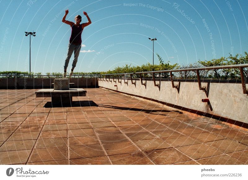 find me in the world Abheben Superman Schatten Mensch Frau Sonne Pflanze Terrasse Balkon Himmel Sommer Pflastersteine Kopfsteinpflaster Stein springen