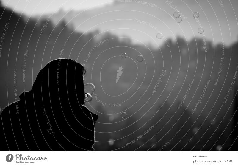 warum nicht? Lifestyle Mensch maskulin 1 rund schwarz ästhetisch kalt Seifenblase Blase Mann fliegen Schweben träumen Traumwelt Schwarzweißfoto Außenaufnahme
