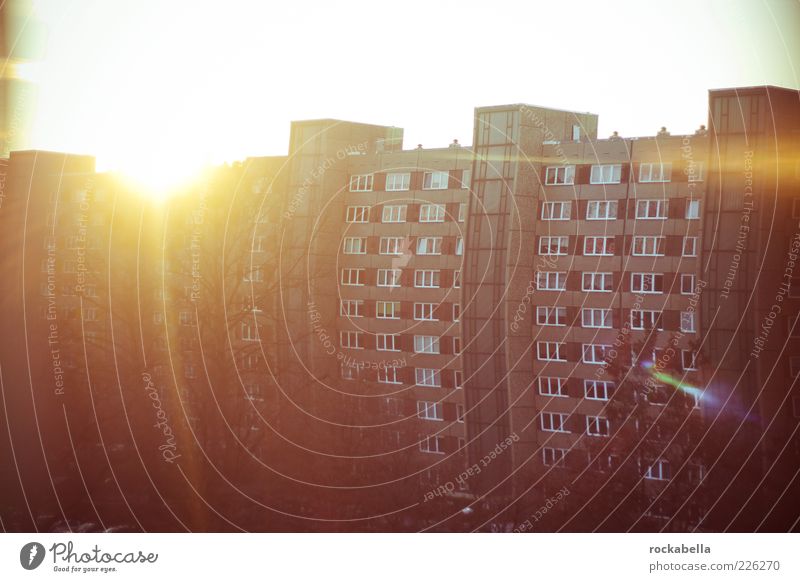 guten morgen, spinner! Haus Hochhaus Bauwerk Gebäude Architektur Fassade retro mehrfarbig Außenaufnahme Morgen Abend Gegenlicht Sonne Sonnenlicht Sonnenstrahlen